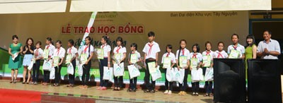 Nồng ấm tình người trong lễ trao học bổng 'Đọt Chuối Non' ảnh 2