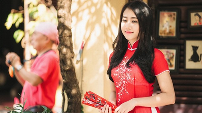 'Bạn gái' Sơn Tùng - MTP rạng rỡ xuống phố du xuân ảnh 1
