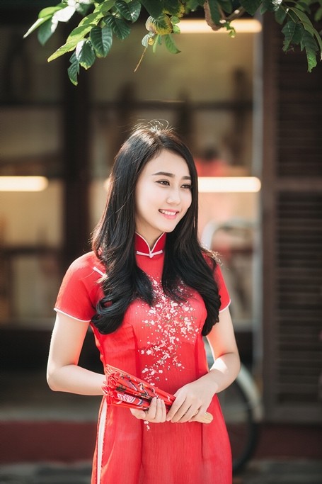 'Bạn gái' Sơn Tùng - MTP rạng rỡ xuống phố du xuân ảnh 2