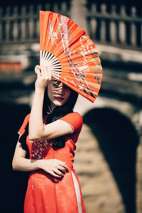 'Bạn gái' Sơn Tùng - MTP rạng rỡ xuống phố du xuân ảnh 3
