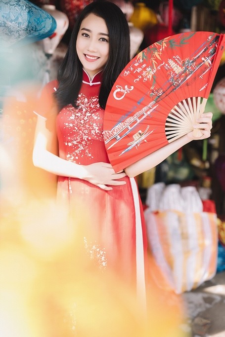 'Bạn gái' Sơn Tùng - MTP rạng rỡ xuống phố du xuân ảnh 5
