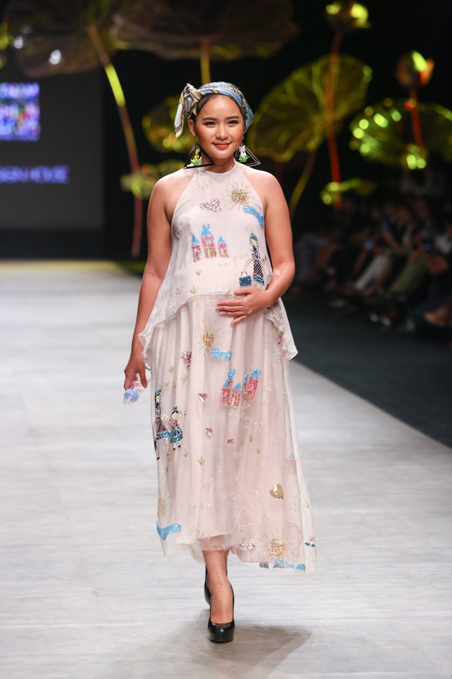 Phan Như Thảo bế bụng bầu đi catwalk ảnh 1