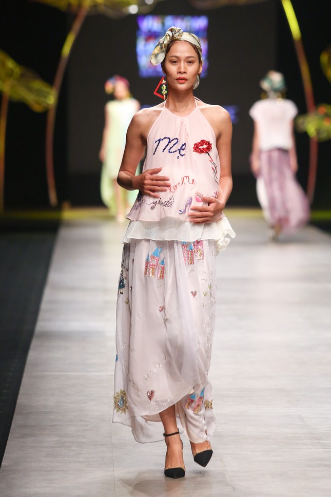 Phan Như Thảo bế bụng bầu đi catwalk ảnh 2