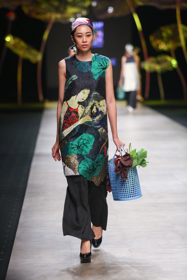 Phan Như Thảo bế bụng bầu đi catwalk ảnh 3