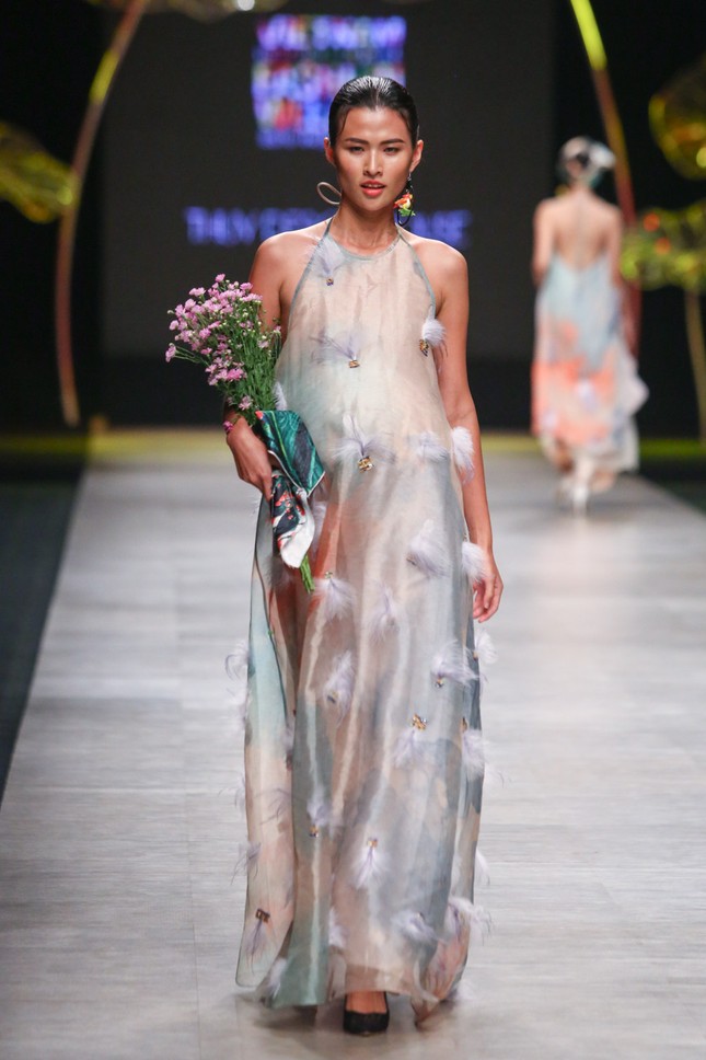 Phan Như Thảo bế bụng bầu đi catwalk ảnh 4