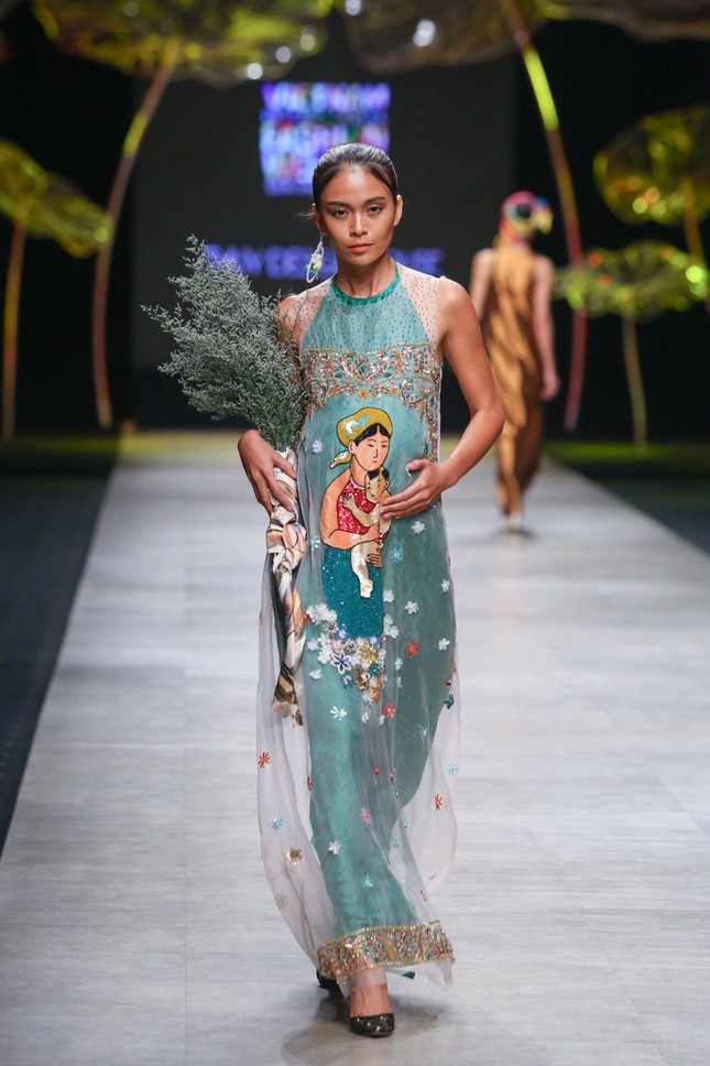 Phan Như Thảo bế bụng bầu đi catwalk ảnh 6