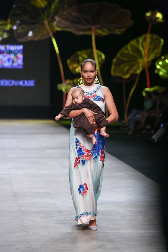 Phan Như Thảo bế bụng bầu đi catwalk ảnh 8