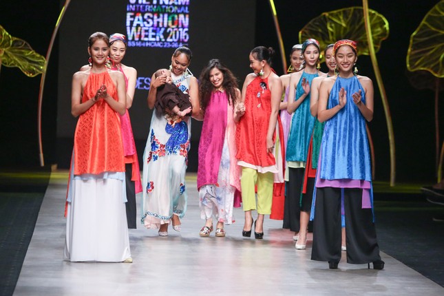 Phan Như Thảo bế bụng bầu đi catwalk ảnh 9