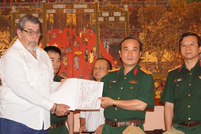 Cựu binh Mỹ trao trả kỷ vật chiến trường ảnh 2