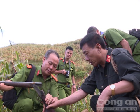 Đấu súng nghẹt thở với tội phạm ma túy, thu 20 bánh heroin ảnh 1