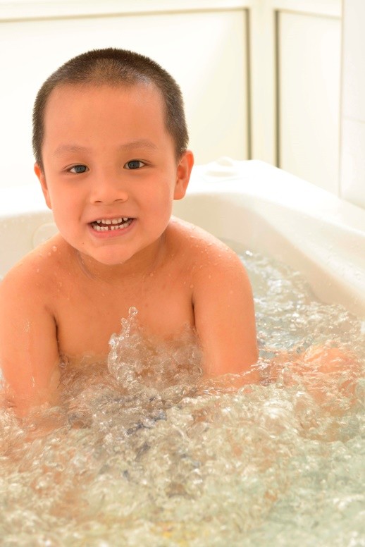 Cậu bé Việt Nam đầu tiên được tài trợ sang Pháp chữa trị viêm da cơ địa ảnh 2