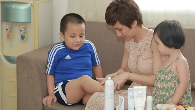 Cậu bé Việt Nam đầu tiên được tài trợ sang Pháp chữa trị viêm da cơ địa ảnh 3