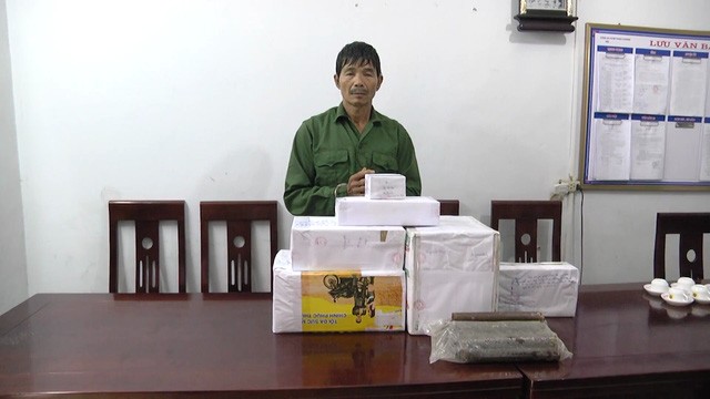 Bảo vệ tàng trữ mìn trong... trường học ảnh 1