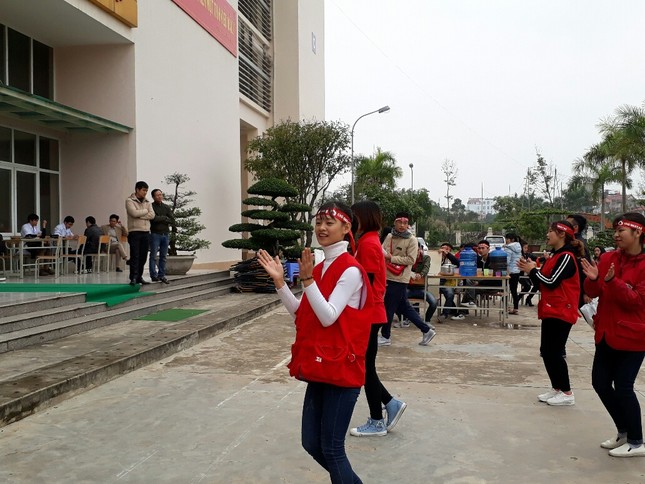 Chủ Nhật Đỏ tại Thanh Hóa: Dùng quạt sưởi ấm cho người hiến máu ảnh 5