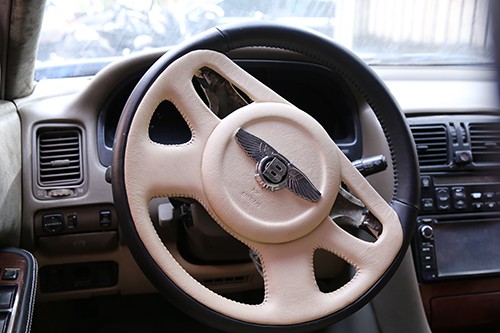Xe Bentley vô chủ được đấu giá 1,6 tỷ đồng ảnh 2