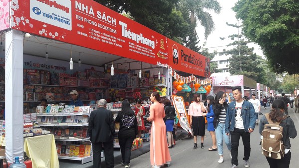 “Phố sách Xuân Đinh dậu 2017” góp phần xây dựng nét đẹp văn hóa Thủ đô ảnh 1