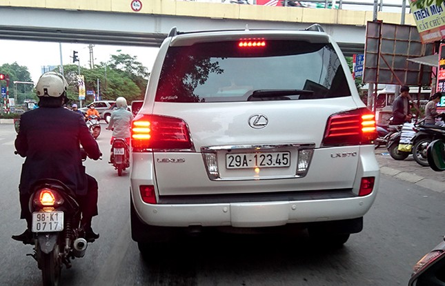 Tận thấy những biển số ô tô siêu đẹp trên đường phố Hà thành ảnh 2
