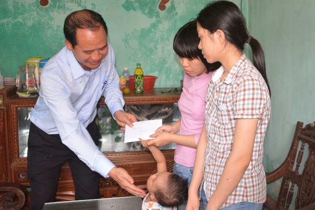 Trao quà của Thủ tướng tới chị em hiến tạng mẹ cho y học ảnh 1