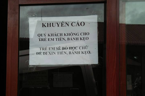 Phượt thủ bị trẻ em giật đồ khi đổ đèo: Quá nguy hiểm ảnh 1