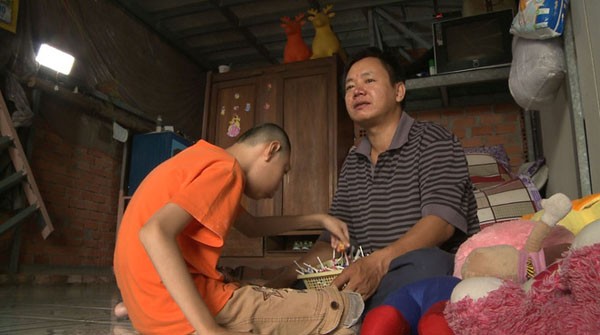 Khóc rưng rức với người cha nuôi 2 con teo não vẫn ‘Hát mãi ước mơ’ ảnh 1