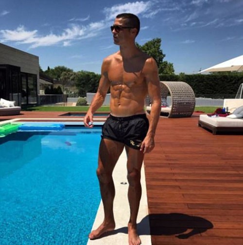 Con trai khoe kiểu tóc giống hệt Ronaldo ảnh 1