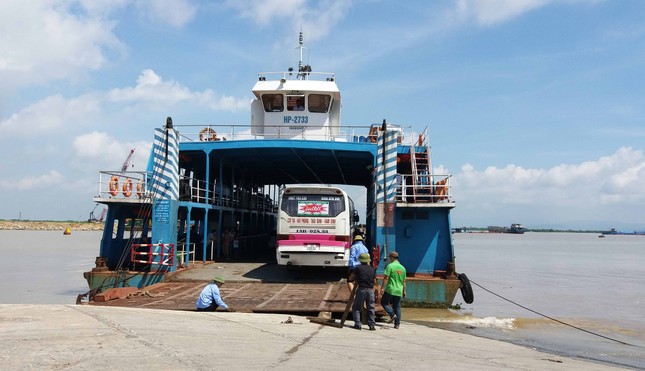Bến phà Đình Vũ hối hả trong ngày hoạt động cuối cùng ảnh 1
