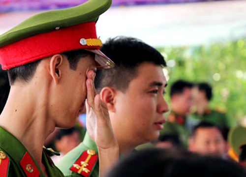 Đêm chữa cháy định mệnh của thượng úy cảnh sát ảnh 2