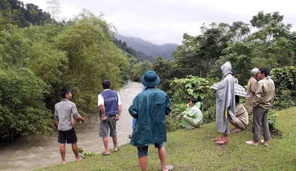Huy động 100 người tìm kiếm nạn nhân bị nước lũ cuốn mất tích ảnh 1