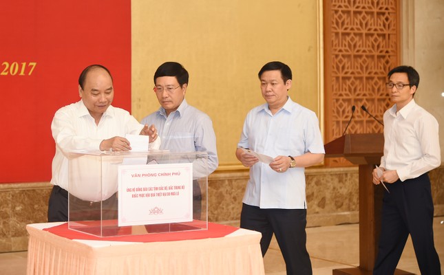Lãnh đạo Chính phủ quyên góp ủng hộ khắc phục hậu quả mưa lũ ảnh 1