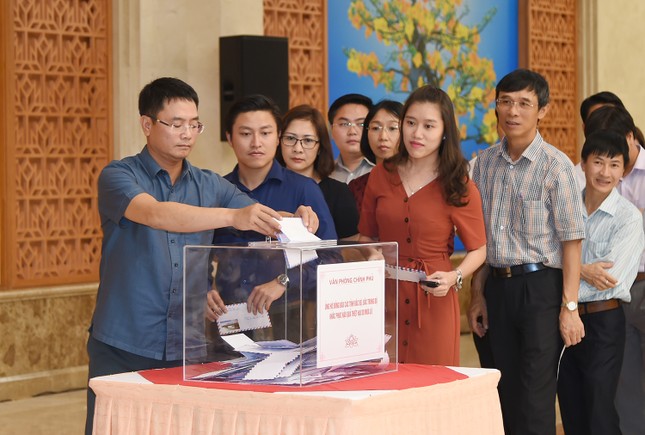 Lãnh đạo Chính phủ quyên góp ủng hộ khắc phục hậu quả mưa lũ ảnh 3