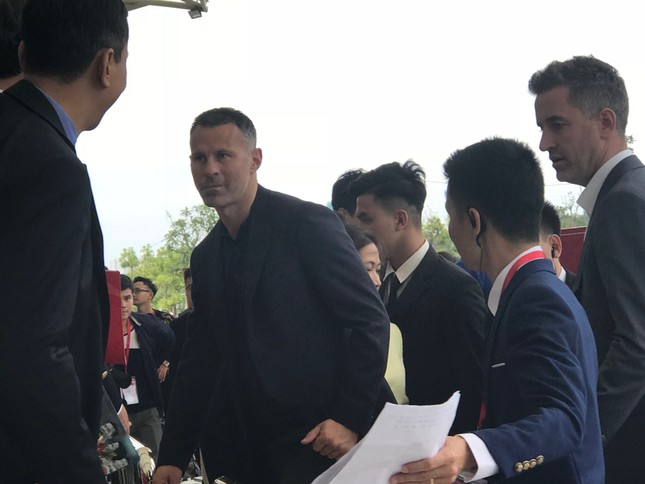 Ryan Giggs và Paul Scholes xuất hiện tại Trung tâm huấn luyện bóng đá trẻ của Vingroup ảnh 1