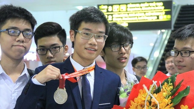 Nam sinh trả lại 320 triệu đồng cho khách trở thành gương mặt trẻ thủ đô tiêu biểu ảnh 1