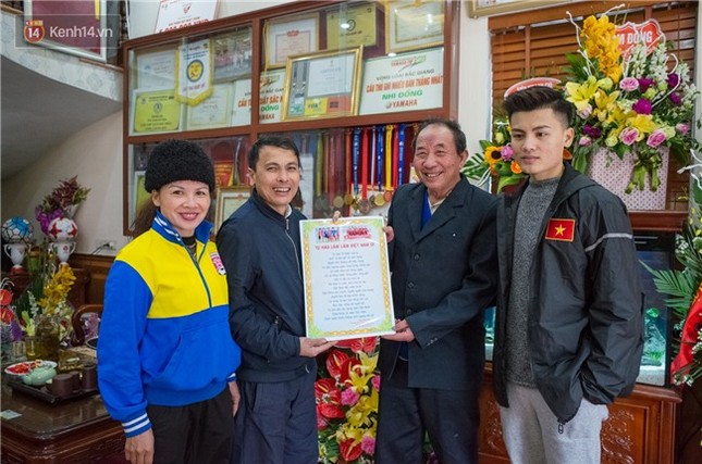 Cụ ông đi gần 100km đến nhà đọc thơ tặng bố mẹ Quang Hải ảnh 3
