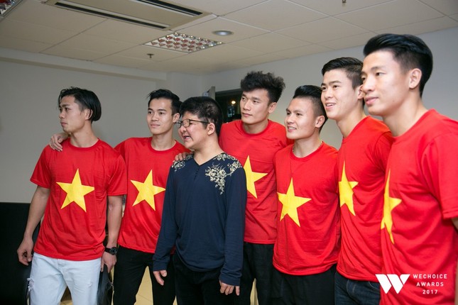 Con trai nghệ sĩ Quốc Tuấn hạnh phúc chụp ảnh cùng đội U23 Việt Nam ảnh 1