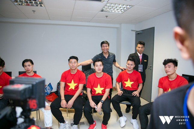 Con trai nghệ sĩ Quốc Tuấn hạnh phúc chụp ảnh cùng đội U23 Việt Nam ảnh 2