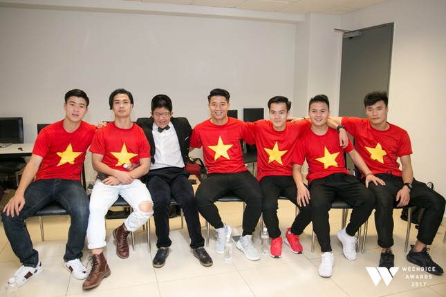 Con trai nghệ sĩ Quốc Tuấn hạnh phúc chụp ảnh cùng đội U23 Việt Nam ảnh 3