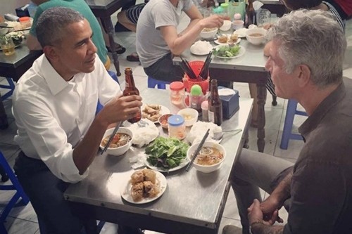 Bức ảnh về bàn ăn bún chả của Obama gây sốt trên Instagram ảnh 1