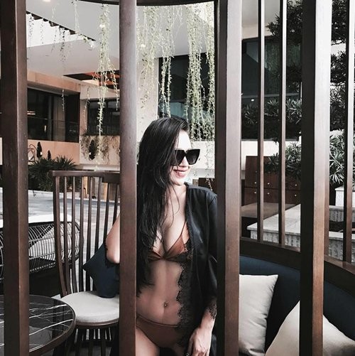 DJ Tít khoe hình thể trong những bộ trang phục táo bạo ảnh 1