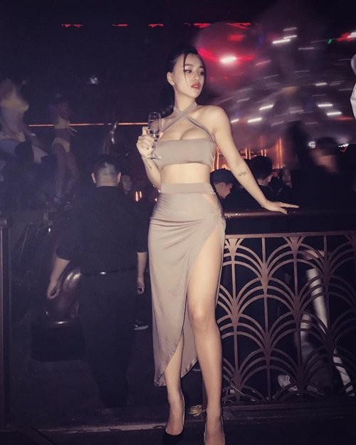 DJ Tít khoe hình thể trong những bộ trang phục táo bạo ảnh 3