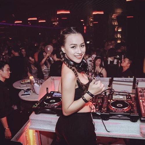 DJ Tít khoe hình thể trong những bộ trang phục táo bạo ảnh 4