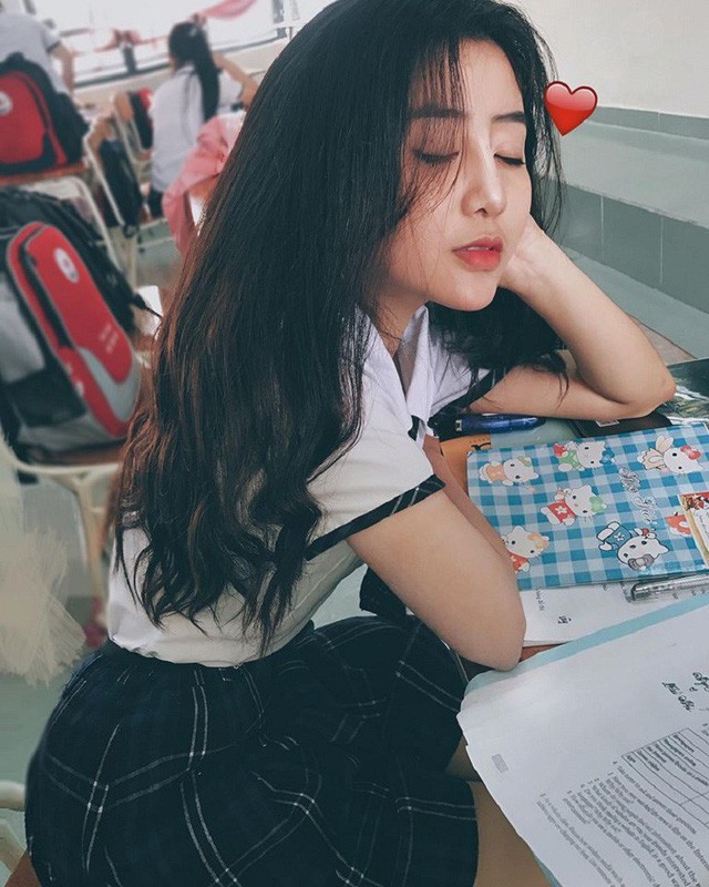 'Thiên thần áo dài' Việt được báo Hàn gọi là 'nữ thần không góc chết' ảnh 1