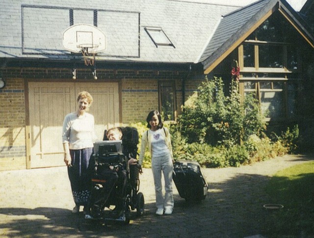 Chuyện ít biết về con gái nuôi người Việt của Stephen Hawking ảnh 3