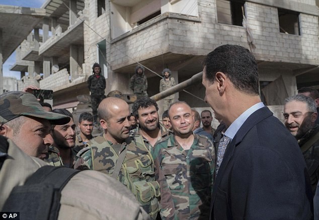 Tổng thống Assad bất ngờ xuất hiện đầy tự tin ở chiến tuyến ác liệt ảnh 2