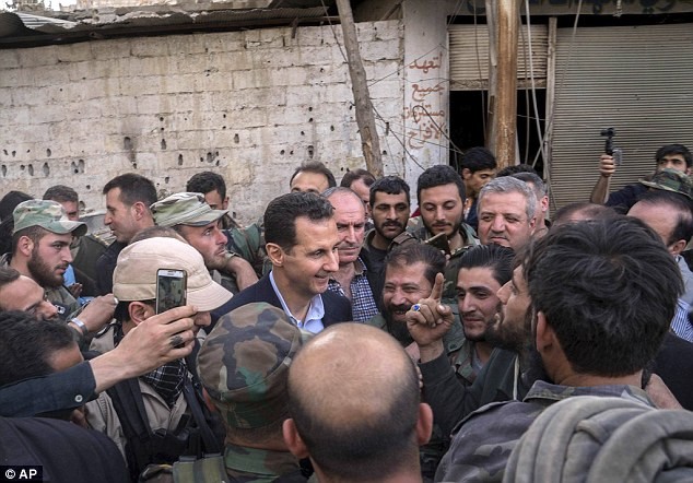 Tổng thống Assad bất ngờ xuất hiện đầy tự tin ở chiến tuyến ác liệt ảnh 3