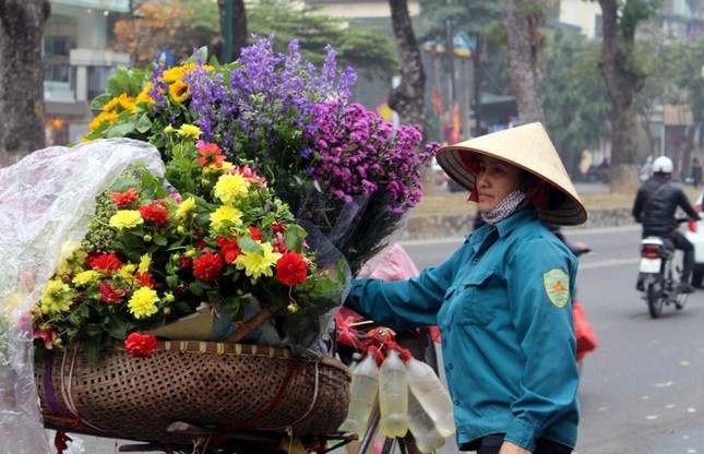 Đại gia đình bán hoa rong mỗi ngày đạp xe 50 km kiếm sống ảnh 1