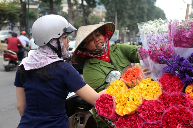 Đại gia đình bán hoa rong mỗi ngày đạp xe 50 km kiếm sống ảnh 6