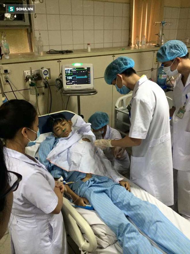Bị truy tố, bác sĩ Hoàng Công Lương vẫn miệt mài làm việc, cứu người ảnh 2