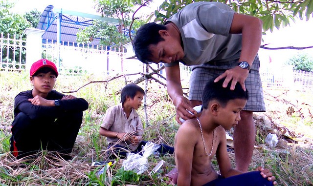 Khi thầy cô vùng cao kiêm thợ cắt tóc, gội đầu cho học sinh ảnh 1