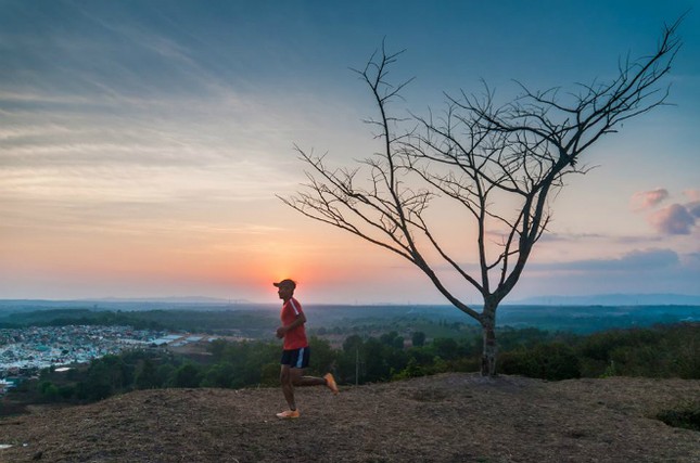 Người Việt 32 giờ không ngủ, chạy 171 km trên đỉnh núi tuyết ảnh 1