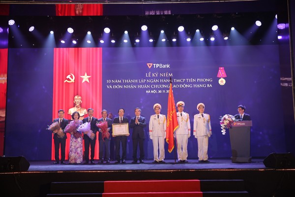 Kỉ niệm 10 năm thành lập, TPBank đón nhận Huân chương lao động Hạng Ba ảnh 1